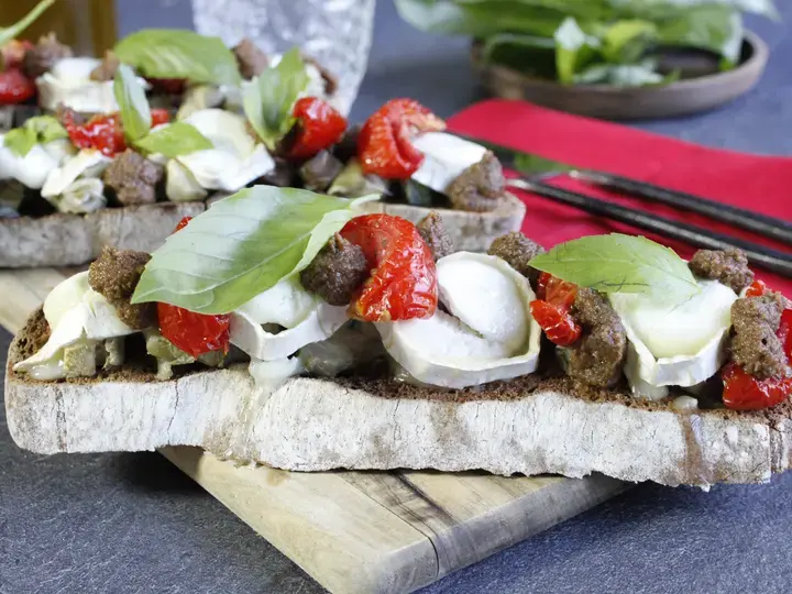 Tartine chèvre artichaut, olives