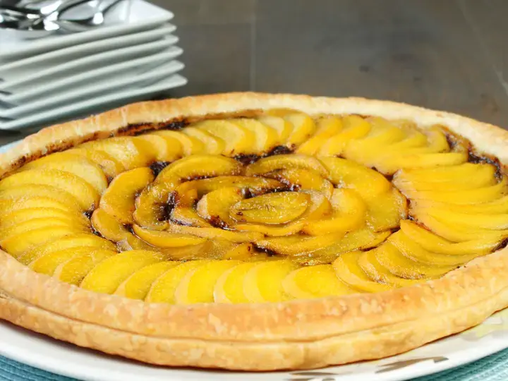 Tarte fine aux pêches sur lit de chocolat