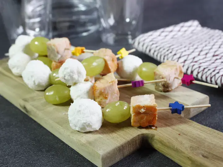 Brochettes de saumon aux raisins et billes de chèvre