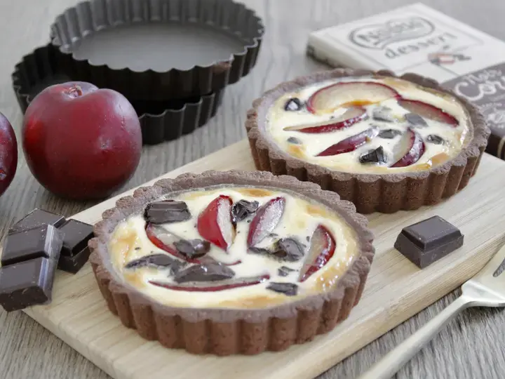 Tartelettes aux prunes et à la pâte sablée au chocolat noir corsé
