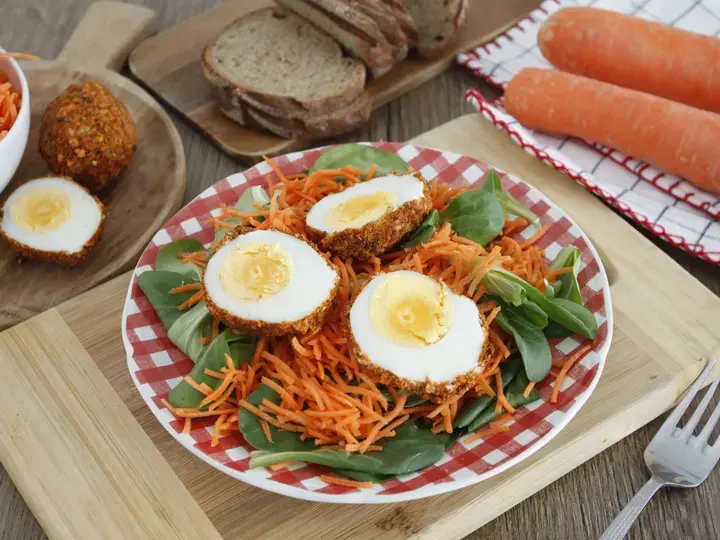 Oeufs croustillants et salade mache et carottes