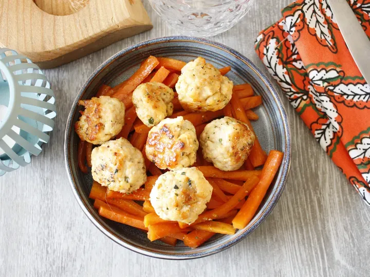 Boulettes de poulet, carottes confites au romarin
