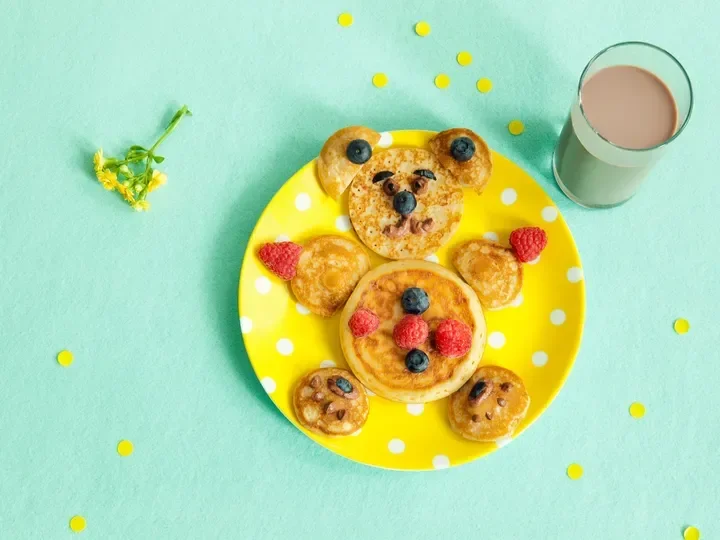 Ourson avec des baies