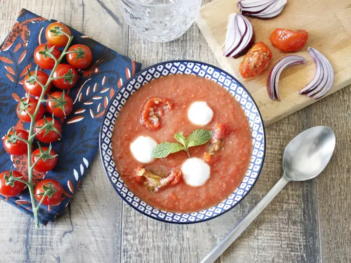 Velouté de tomates cerises glacé, mozzarella