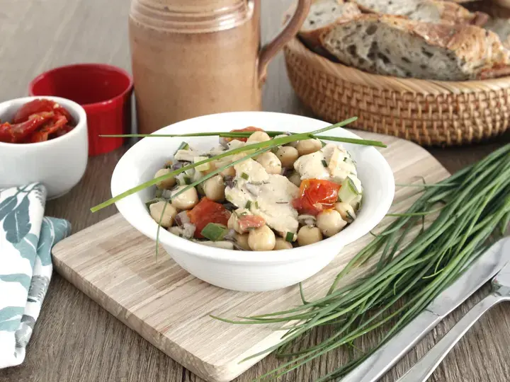 Salade hivernale vegan pois chiche, tomates confites concombre aux émincés