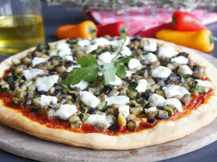 Pizza végétarienne à la tomate séchée