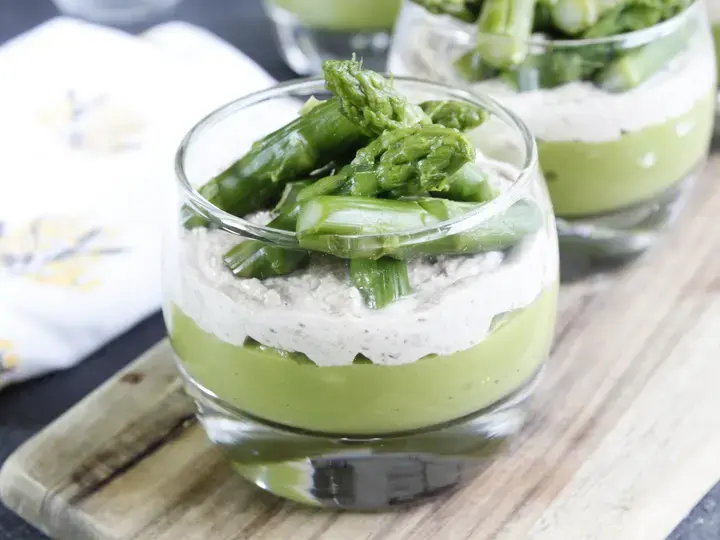 Verrine de petits pois, fromage frais aux olives et asperges croquantes