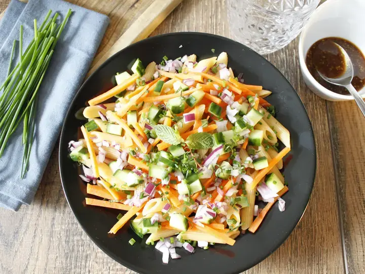Salade de penne carotte, menthe, concombre et petits lardons