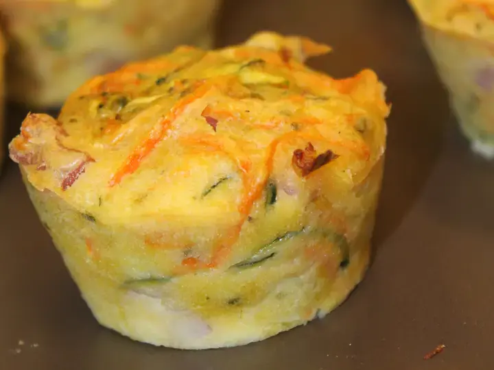 Cakes à la carotte, emmental et jambon fumé