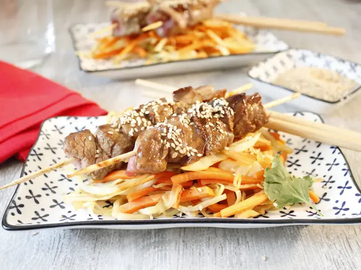 Brochettes de boeuf marinées miel et sésame aux légumes croquants