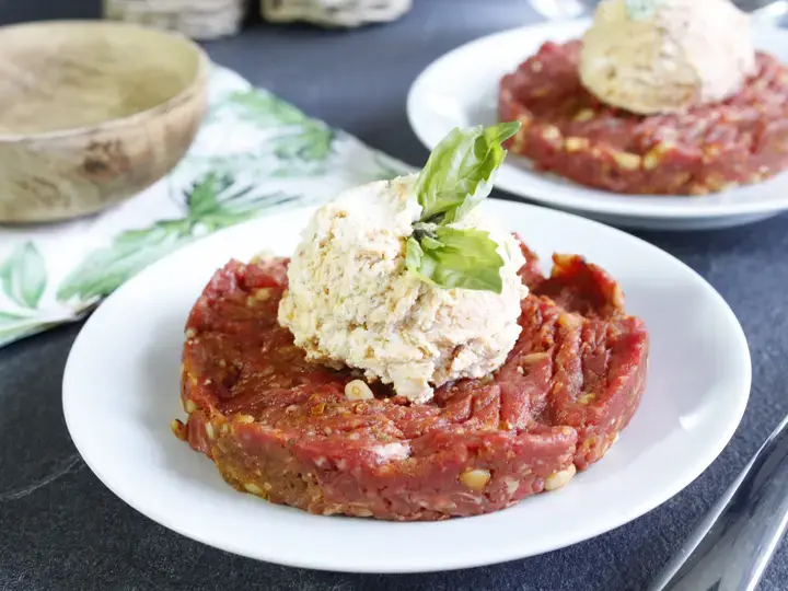 Tartare de boeuf au chèvre frais, tomates confites et pignons