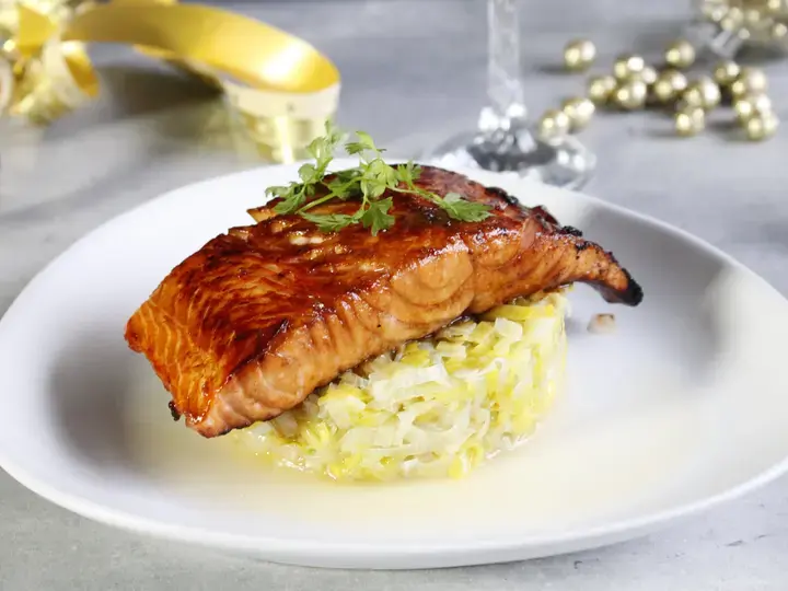 Saumon laqué au miel et Arome et fondue de poireaux