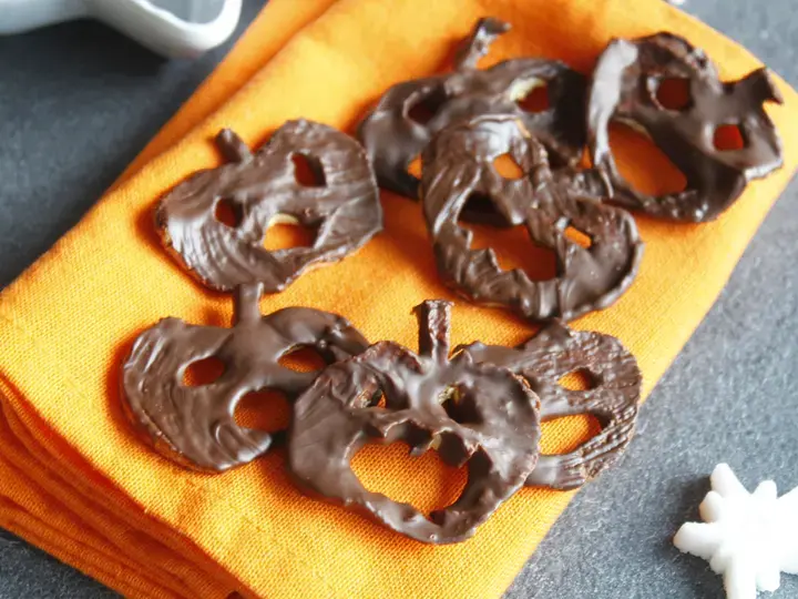 Chips de pommes d'halloween au chocolat