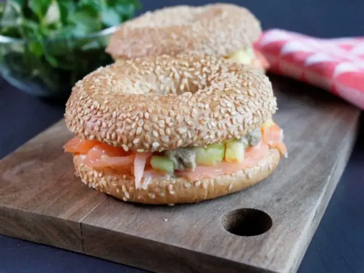 Bagels au saumon fumé concombre et oignons doux