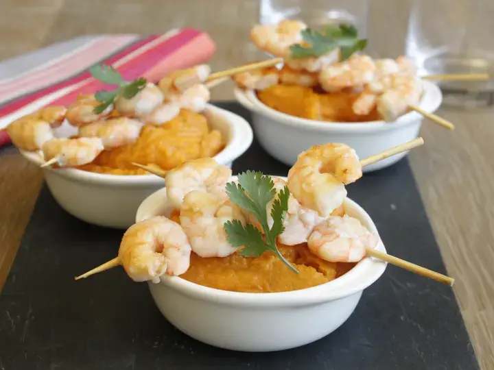 Purée de patate douce au lait de coco et brochettes de crevettes