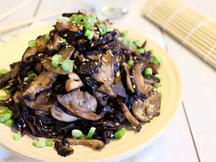 Beoseot namul, mélange de champignons coréen