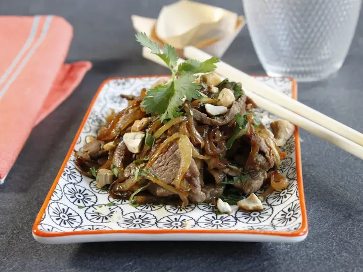 Boeuf aux oignons et noix de cajou