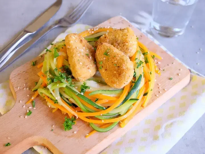 Nuggets de soja, nids de légumes et purée de pommes de terre