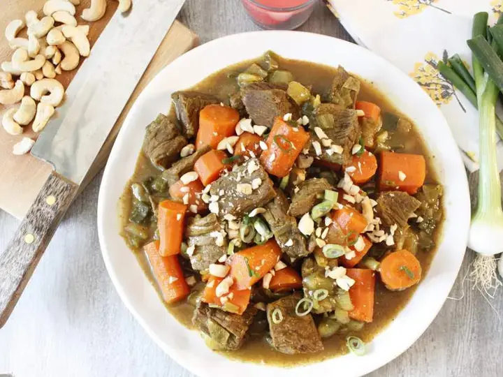 Curry de bœuf aux carottes et noix de cajou