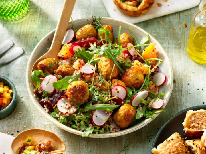SALADE PRINTANIÈRE AUX BOULETTES
