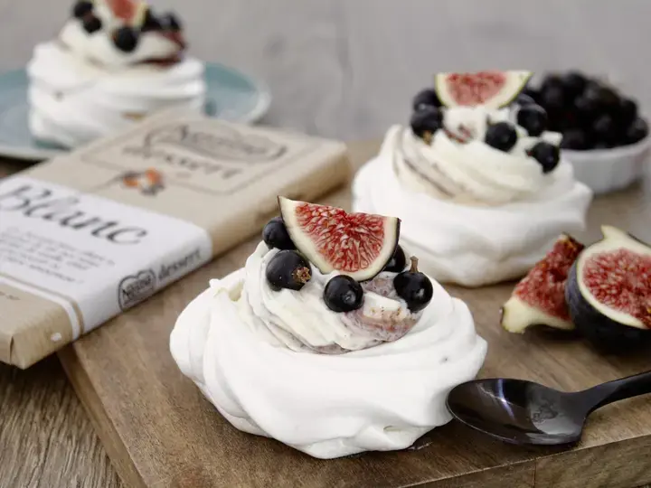 Mini pavlovas à la mousse au chocolat blanc et aux fruits d'automne
