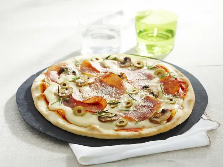 Pizza bacon, mozzarella et romarin