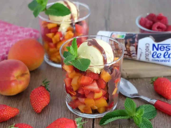 Salade de fruits glace vanille sauce chocolat