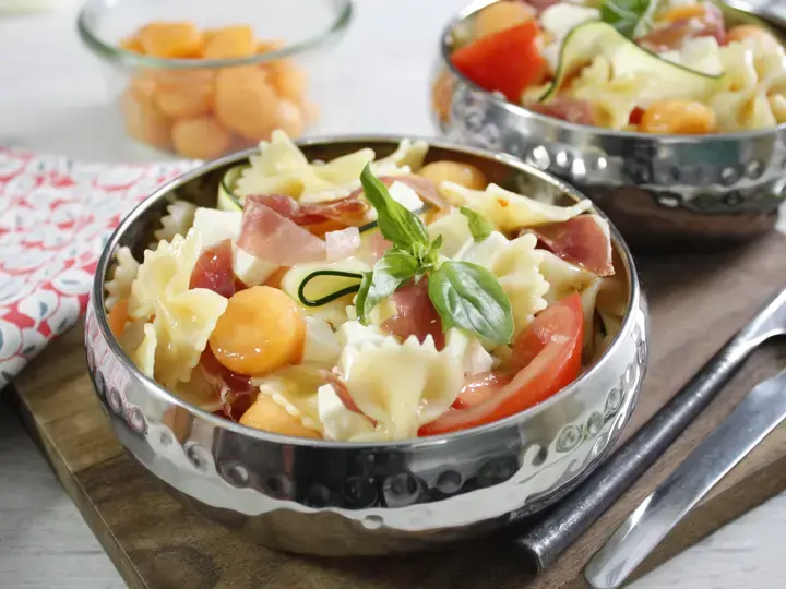 Salade de pâtes estivale au melon et au jambon