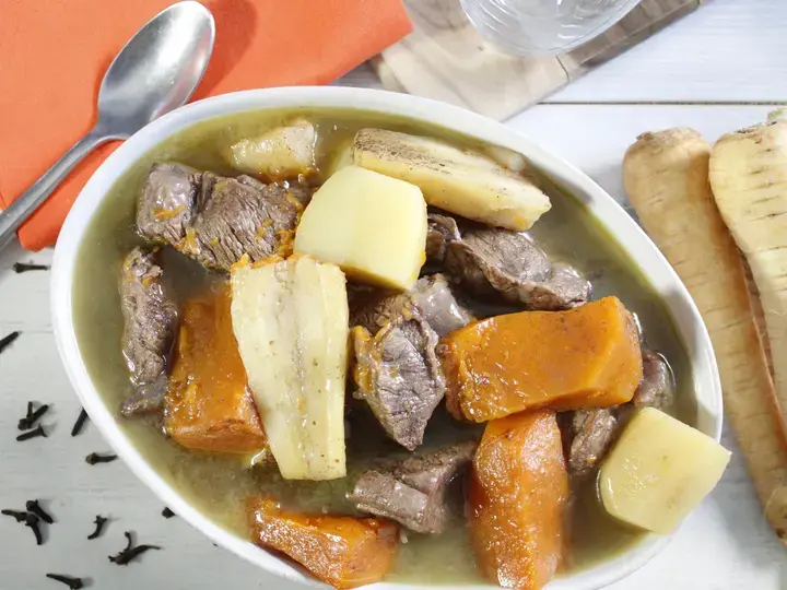 Pot au feu aux légumes anciens en cocotte