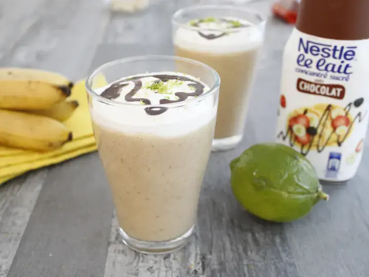 Smoothie banane citron vert sauce choco