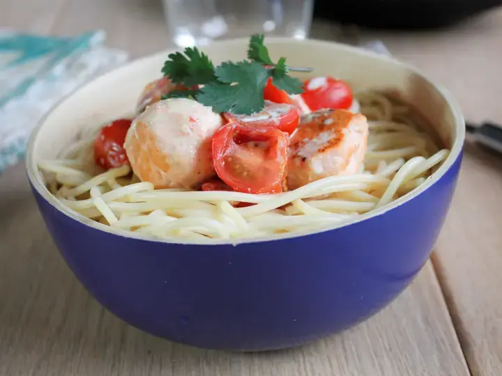 Spaghetti au saumon, tomates et crème