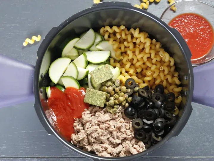 One pot pasta torsade, thon aux olives et courgetteset olives avec le Bouillon KUB DUO Pâtes Basilic MAGGI.