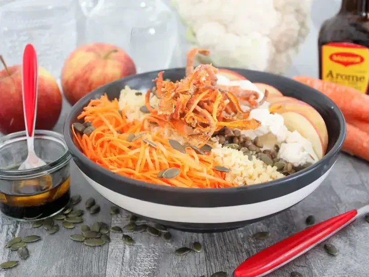 Bowl de légumes d'automne et chips de carottes