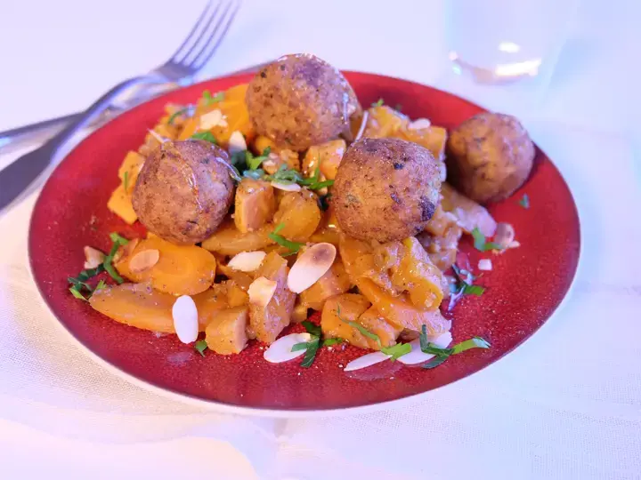 Tajine de patate douce, abricots et falafels