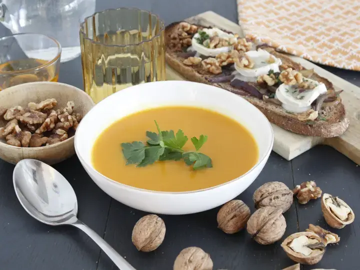 Soupe de potiron et tartine chèvre noix et miel