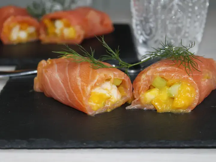 Rouleaux de saumon fumé aux crevettes et fruits exotiques