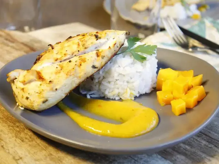 Escalopes de poulet gingembre et coriandre sauce mangue