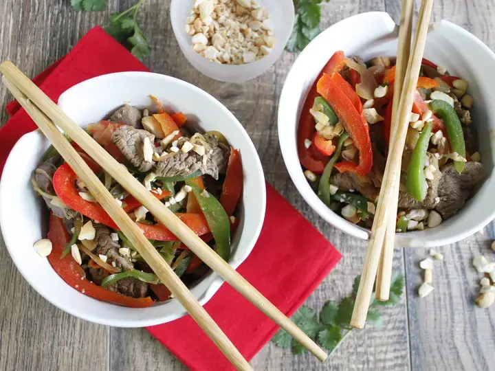 Boeuf sauté aux poivrons et noiw de cajou