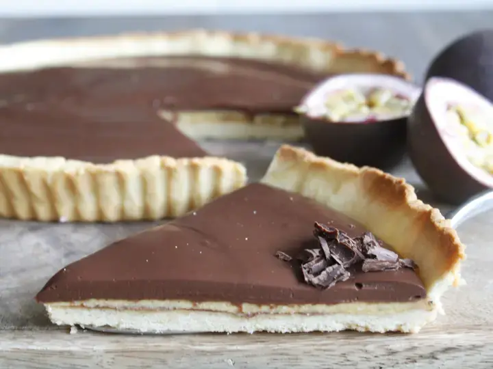 Tarte ganache au chocolat Noir absolu et gelée au fruit de la passion