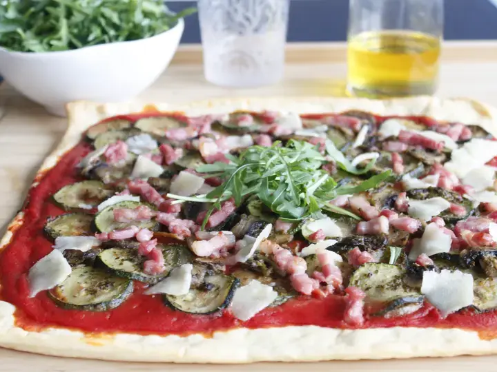 Pizza aux légumes et basilic