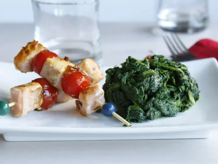 Brochettes de saumon au paprika, épinards à la crème