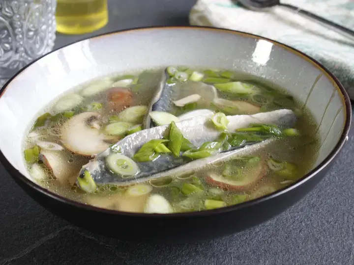 Filet de maquereaux et bouillon aux champignons