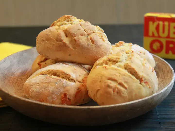 Petits pains à l'huile d'olive, tomates confites et origan séché