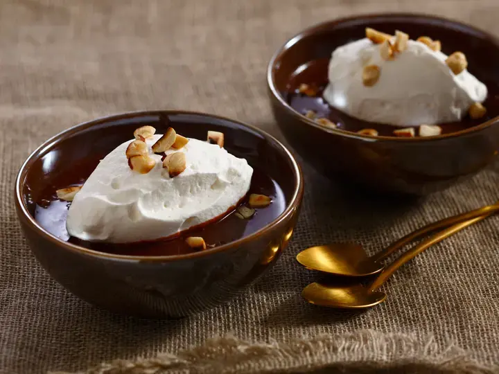 Soupe chocolat marron quenelle de chantilly aux noisettes grillées