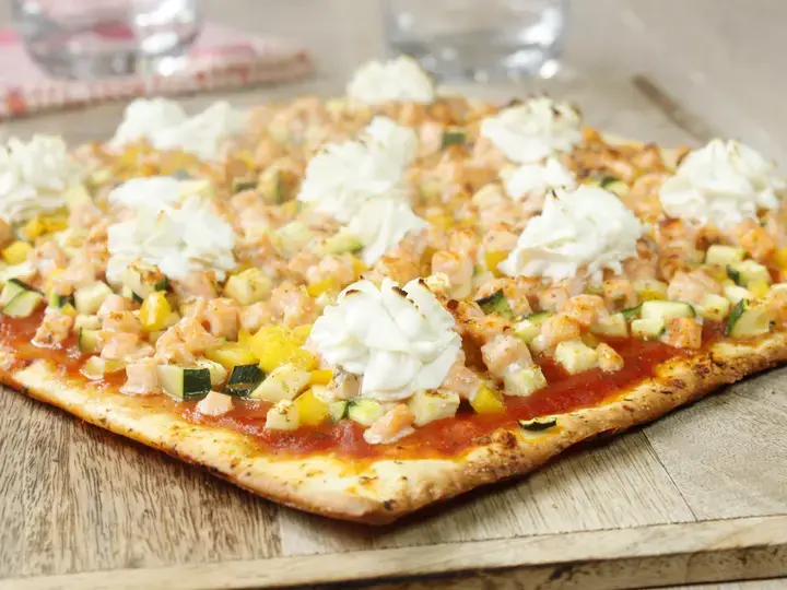 Pizza au saumon et légumes