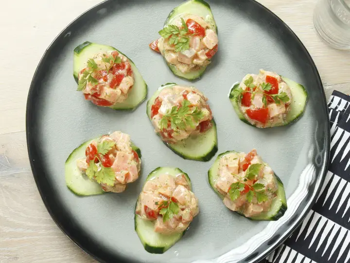 Tartare de saumon ail persil et tartine de concombre