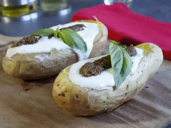 Pommes de terre au four et fromage frais aux olives