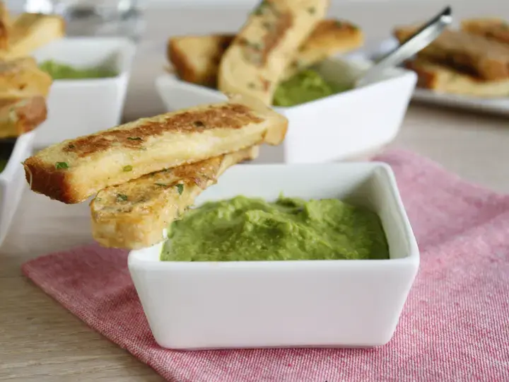 Crème de petits pois glacée et mouillettes de pain perdu