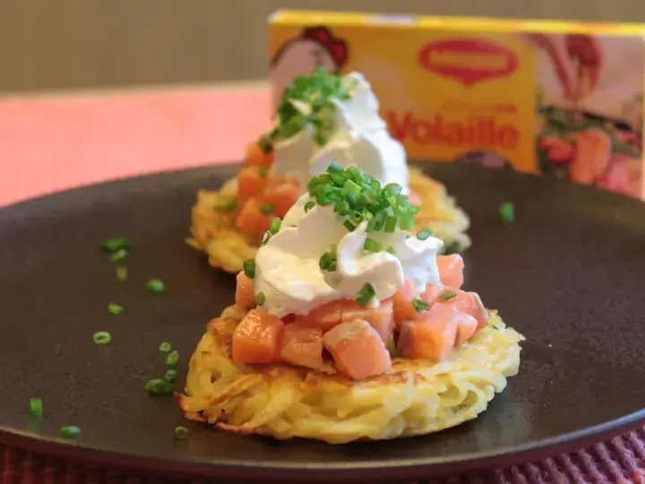 Rosti de pommes de terre, tartare de saumon et chantilly aux herbes
