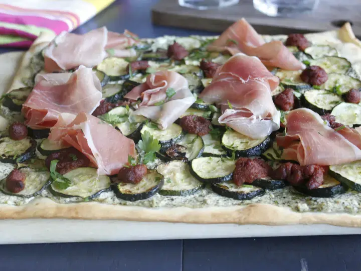 Pizza basilic au jambon cru et courgettes grillées